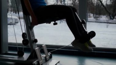 Spor salonu. Spor eğitim kızdır.