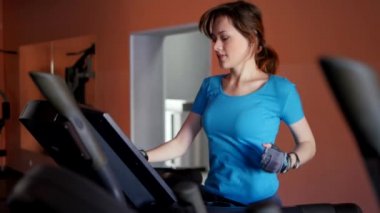 Spor salonu. Spor eğitim kızdır.