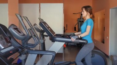 Spor salonu. Spor eğitim kızdır.