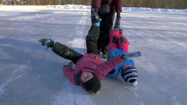Family ice skating — Stock Video