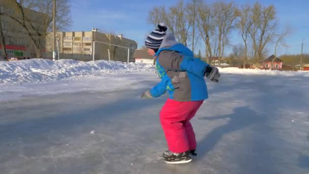Patinaje sobre hielo familiar — Vídeo de stock