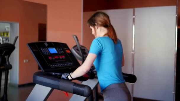 Sala de deportes. Chica está entrenando en el gimnasio . — Vídeos de Stock