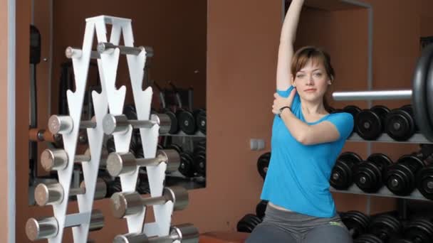 Sporthal. Meisje is training in de sportschool. — Stockvideo