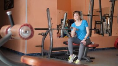 Spor salonu. Spor eğitim kızdır.