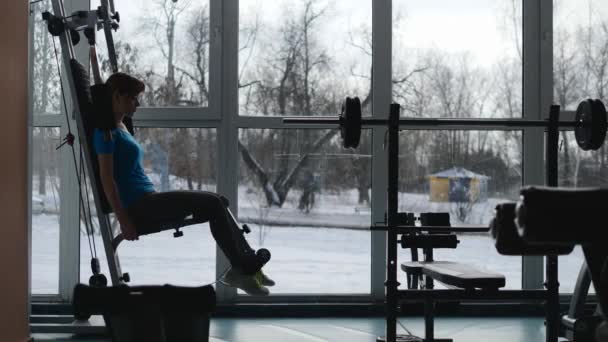 Sala de deportes. Chica está entrenando en el gimnasio . — Vídeos de Stock