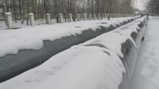 冬天的街道上的管子 — 图库视频影像