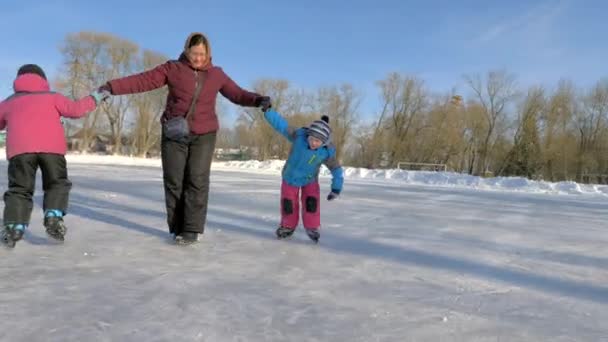 Patinaje sobre hielo familiar — Vídeos de Stock