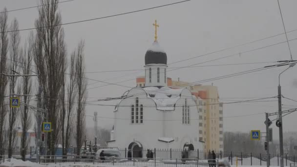 City-ortodoxa kyrkan i snön. — Stockvideo