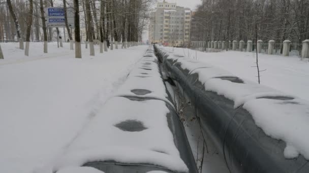 Трубы на улице зимой — стоковое видео