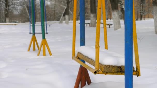 Fém swing a hóban. — Stock videók