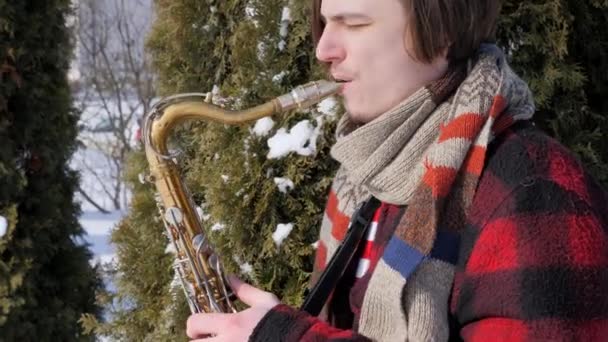 萨克斯管吹奏者演奏萨克斯, 在冬天 — 图库视频影像