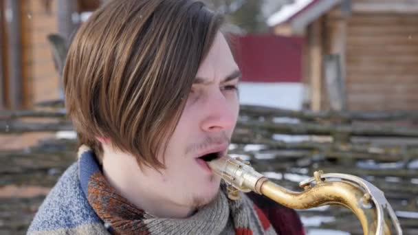 Σαξοφωνίστας παίζει το σαξόφωνο, το χειμώνα — Αρχείο Βίντεο