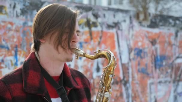 Saxofonist spelar saxofon, vintertid — Stockvideo