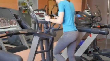 Spor salonu. Spor eğitim kızdır.