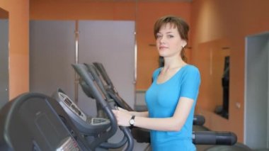 Spor salonu. Spor eğitim kızdır.