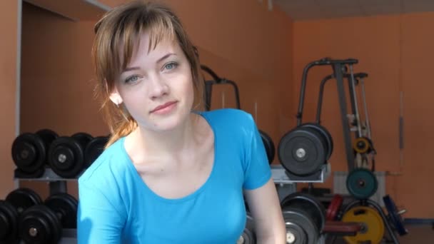 Hala sportowa. Dziewczyna jest trening na siłowni. — Wideo stockowe