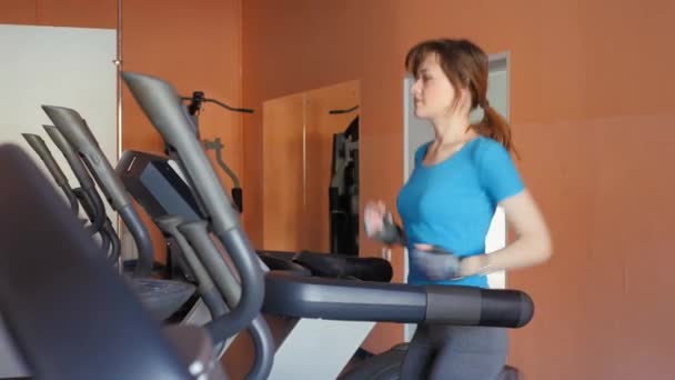 Sala dello Sport. Ragazza si allena in palestra . — Video Stock