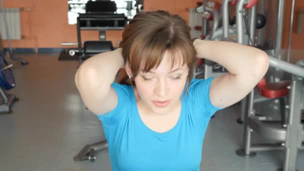 Sala de deportes. Chica está entrenando en el gimnasio . — Vídeos de Stock