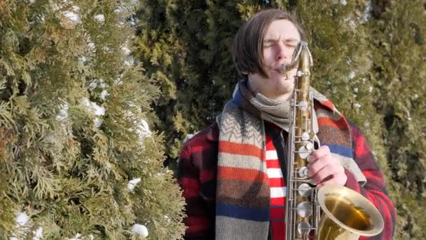 Saxophoniste joue du saxophone, en hiver — Video