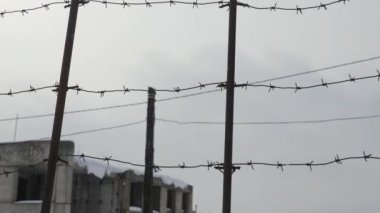 dikenli tel gri gökyüzü arka plan üzerinde