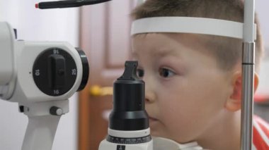 Çocuk bir göz Kliniği. Küçük çocuk bir tonometer göz sınavı bakarak