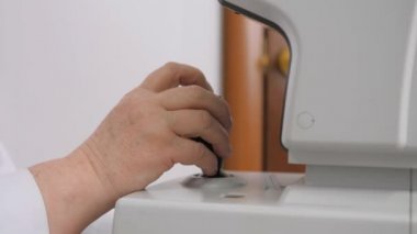 Çocuk bir göz Kliniği. Küçük çocuk bir tonometer göz sınavı bakarak