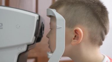 Çocuk bir göz Kliniği. Küçük çocuk bir tonometer göz sınavı bakarak
