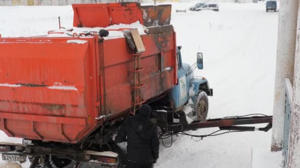 겨울에 쓰레기 차를 작동 합니다. 쓰레기 수송 차 자체를 로드. — 비디오
