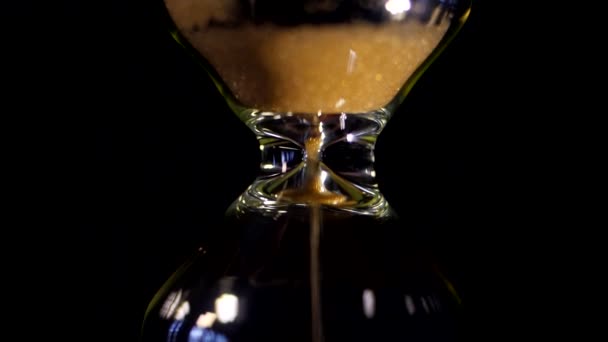 砂時計。砂時計に流れる砂の超クローズ アップ ビュー. — ストック動画