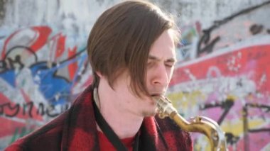 saksofoncu saksafon, kışın çalış.