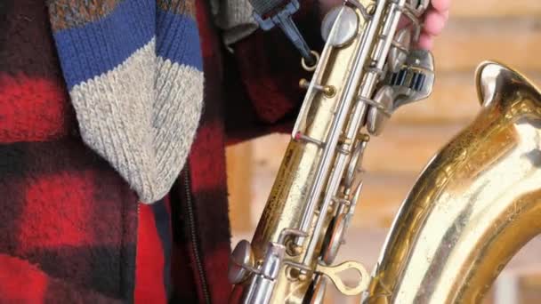 Saxofonist speelt de saxofoon, in de winter — Stockvideo