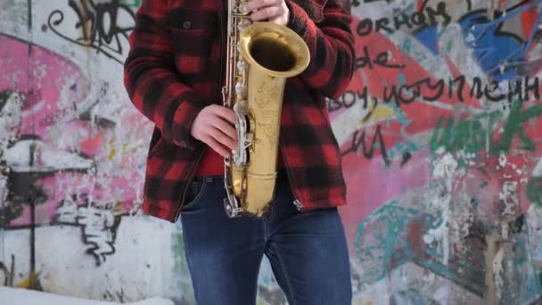 Saxofonist speelt de saxofoon, in de winter — Stockvideo