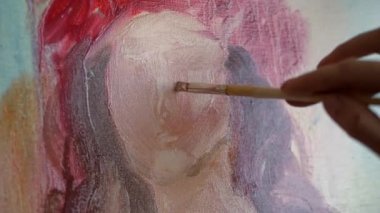 Sanatçı doğadan bir portre çizer. Sanatçı doğadan bir portre çizer. Kayan kamera odaklama, kamera çekimde. Scarlet peonies oturan poz kafasında bir çelenk ile güzel model