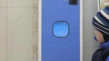 galoş makinesi. Tek kullanımlık tıbbi ayakkabılar, otomatik teslimi.
