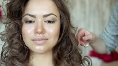 Makyaj sanatçı stilist modeli ile çalışır. Kuaför saç şekillendirme model yok.