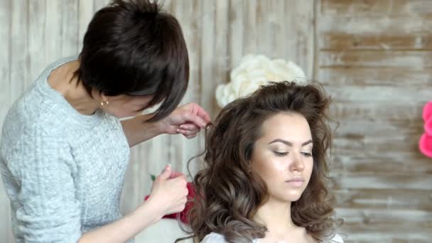 Make-up artist kadeřnice pracuje s modelem. Kadeřník dělá vlasový styling modelu. Postřik upevnění tekutiny ze mohou mladé dívky vlasy. — Stock video