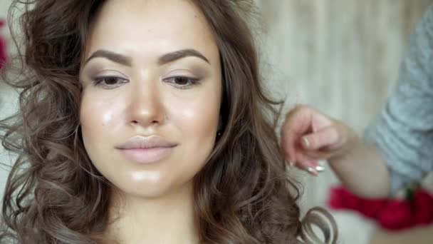 Make-up artiest stylist werkt met model. Kapper doet de styling haar van het model. — Stockvideo