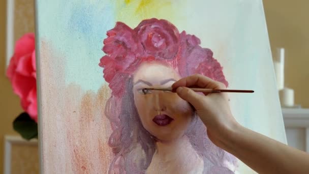 Artiste dessine un portrait de la nature. L'artiste dessine un portrait de la nature. Mise au point de caméra flottante, caméra en mouvement. Beau modèle, avec une couronne de pivoines écarlates sur la tête, posant assis dans — Video