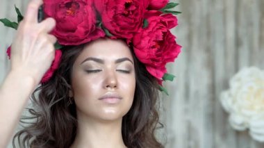Makyaj sanatçı stilist modeli ile çalışır. Kuaför saç şekillendirme model yok.
