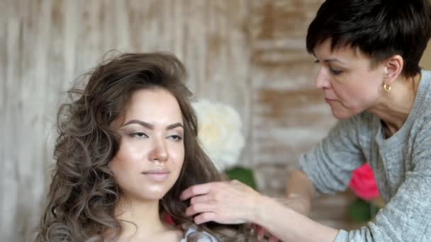 Visagist Stylist arbeitet mit Modell. Friseur macht die Frisur des Models. — Stockvideo