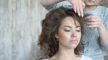 Makyaj sanatçı stilist modeli ile çalışır. Kuaför saç şekillendirme modeli yapar. saç stilisti saç tarak ile modelinin bir birim oluşturur.