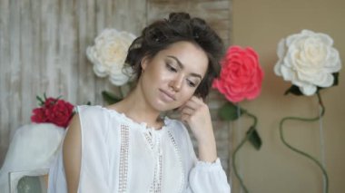 Makyaj sanatçı stilist modeli ile çalışır. Kuaför saç şekillendirme modeli yapar. Kız model görüntü oluşturma sürecinde kamera önünde poz.