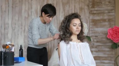 Makyaj sanatçı stilist modeli ile çalışır. Kuaför saç şekillendirme modeli yapar. Kuaför stilist saç modeli saç vernik sprey yardımıyla giderir.