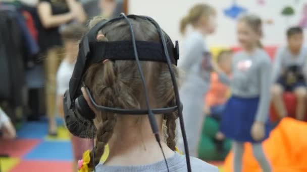 Virtual Reality-helm. Een man dragen van bril vr, een headset, een virtuele spel en kijken naar een video binnenshuis. Emoties — Stockvideo