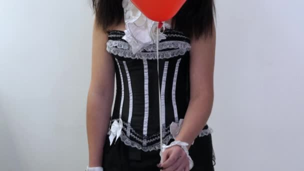 Easy Halloween Makeup. The girl with the red balloon, in the form of a clown. — Stock Video