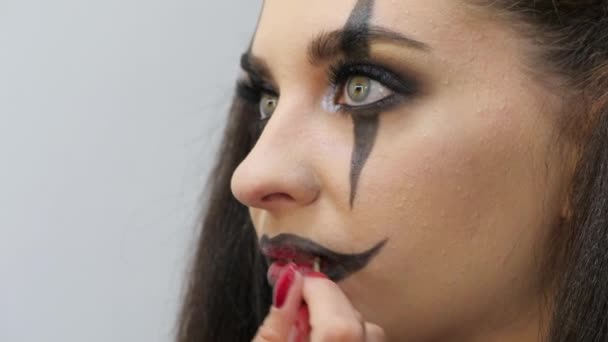 Gemakkelijke Halloween make-up. Make-up aanbrengen op het gezicht. — Stockvideo