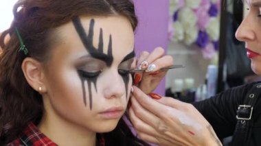 Kolay Cadılar Bayramı makyajı. Kirpik uzantısı siyah. Saçları kirpiklere yapıştırıyorum..