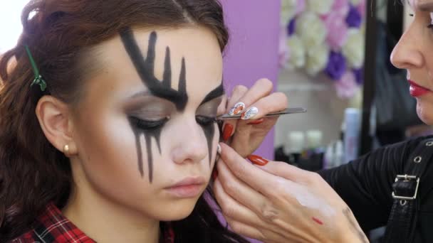 Maquillaje fácil de Halloween. Extensión de pestañas negro. Pegando el cabello a las pestañas . — Vídeos de Stock