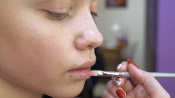 Maquillaje fácil de Halloween. Aplicando maquillaje a la cara. Aplicar pintura roja en los labios . — Vídeos de Stock