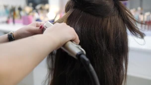 Cuidado del cabello. Tratamiento térmico de hebras capilares . — Vídeo de stock